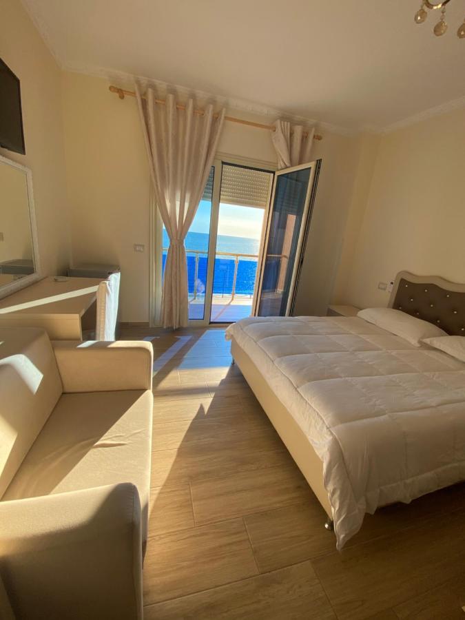 Hotel 3 Vellezerit 4*