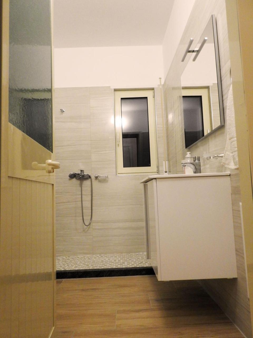 3 Vellezerit Hotel