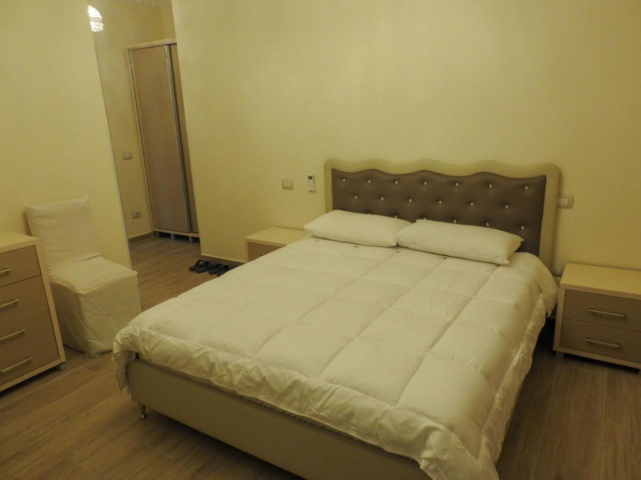 3 Vellezerit Hotel 4*