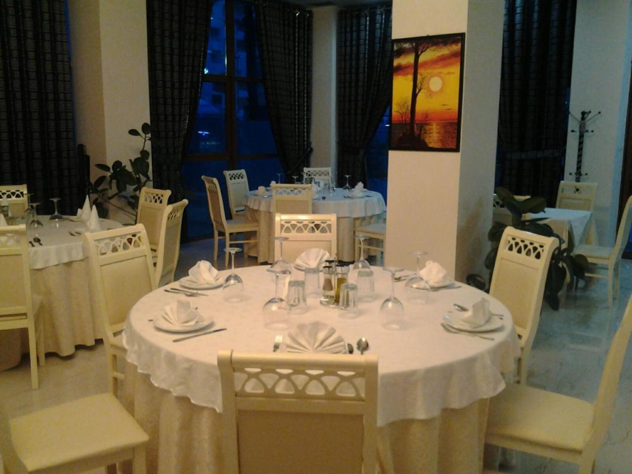 3 Vellezerit Hotel 4*