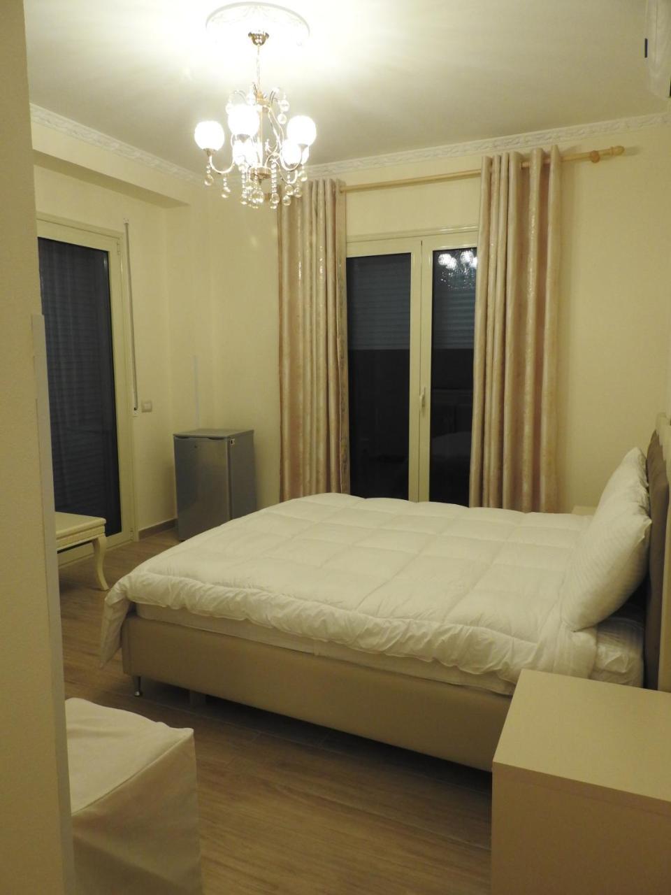 Hotel 3 Vellezerit 4*
